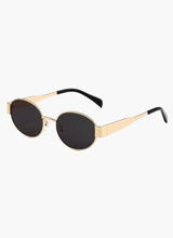 Montura dorada, lentes oscuras