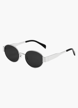 Montura plateada, lentes oscuras