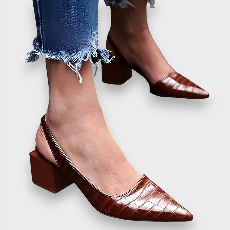 Dorothea | Tacones ortopédicos de punta afilada con tira para el talón de charol